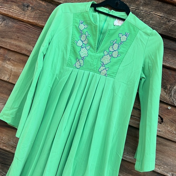 Miss Elaine Dresses & Skirts - Miss Elaine Green vintage 70s maxi dress with embroidery and pockets